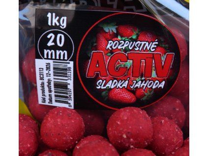 BLACK CARP Activ boilies Jahoda 1kg
